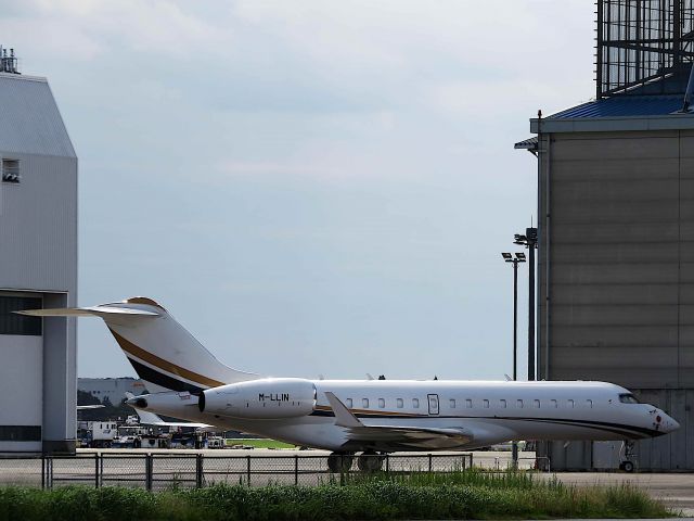 Bombardier Global Express (M-LLIN) - I take a picture on Oct 04, 2017.