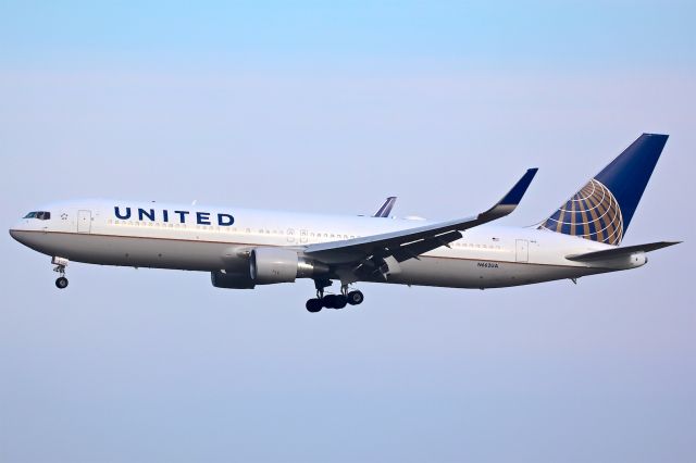 BOEING 767-300 (N662UA)