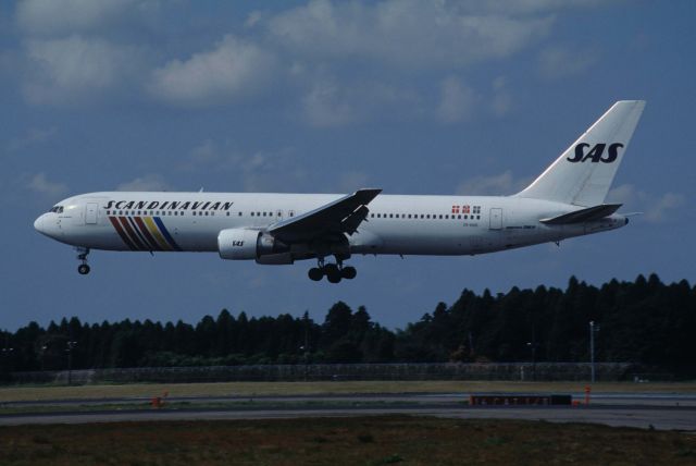 BOEING 767-300 (OY-KDO) - Short Final at Narita Intl Airport Rwy16R on 1995/09/09