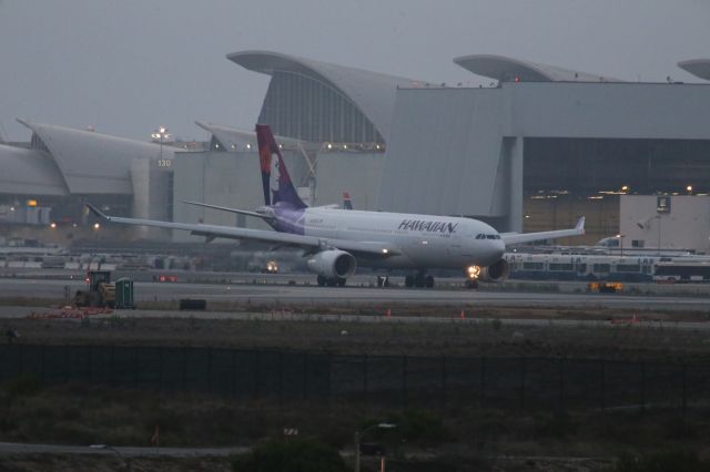 Airbus A330-200 (N393HA)