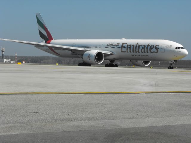 BOEING 777-300ER (A6-ENS)