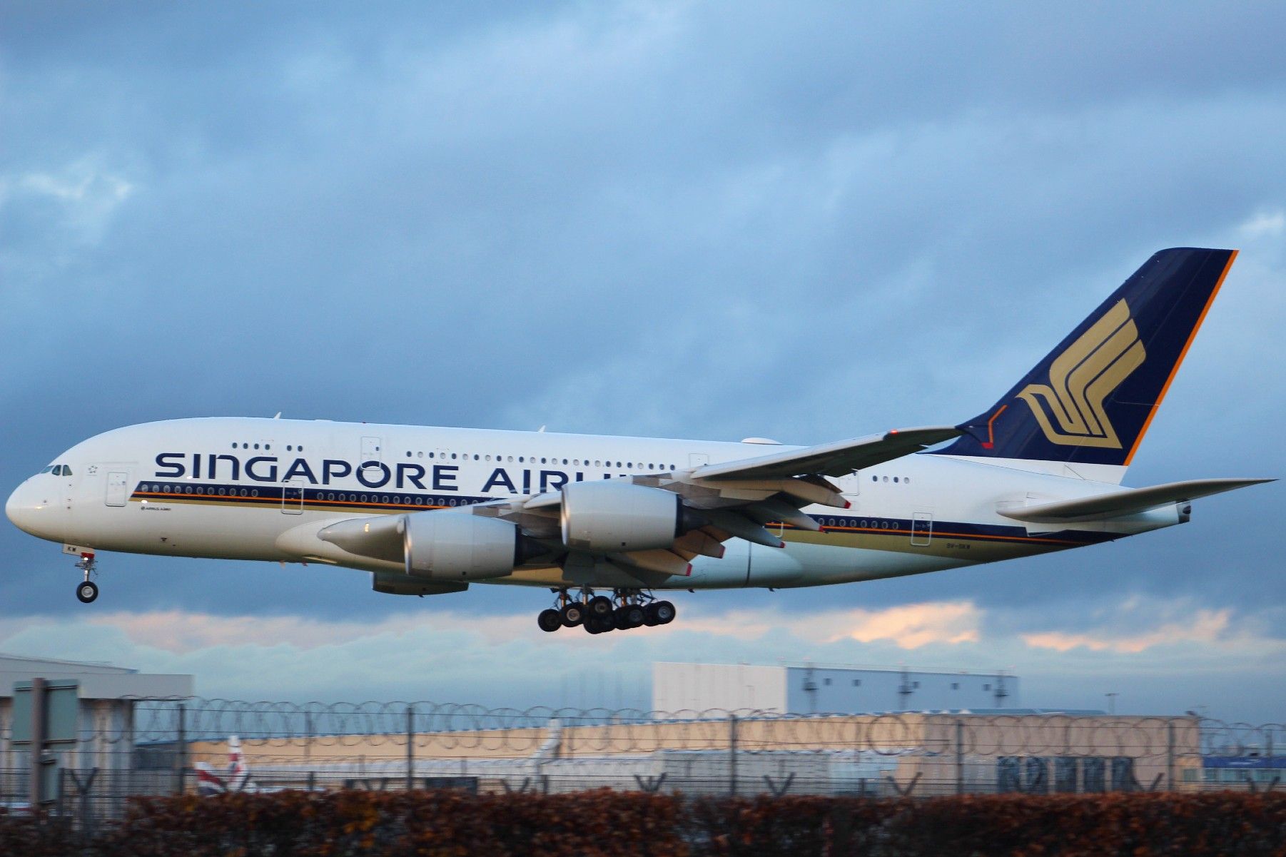 Airbus A380-800 (9V-SKW) - A Singapore Airlines A380-800 on final approach into LHR, landing on runway 27L.br /br /Location: Great South West Road.br /Date: 21.12.22 (dd/mm/yy).