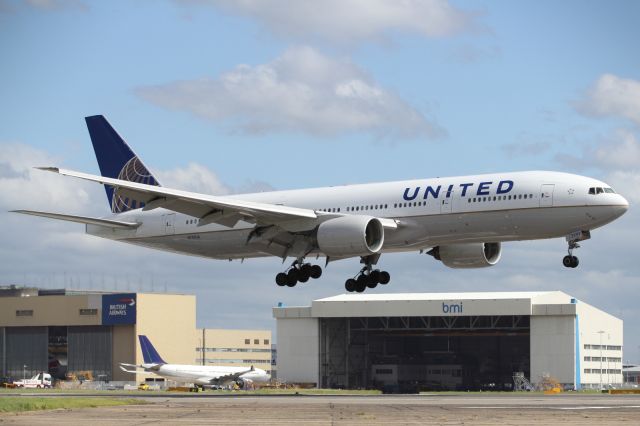 Boeing 777-200 — - A United B777-200ER about to touch down on runway 027R at LHR.