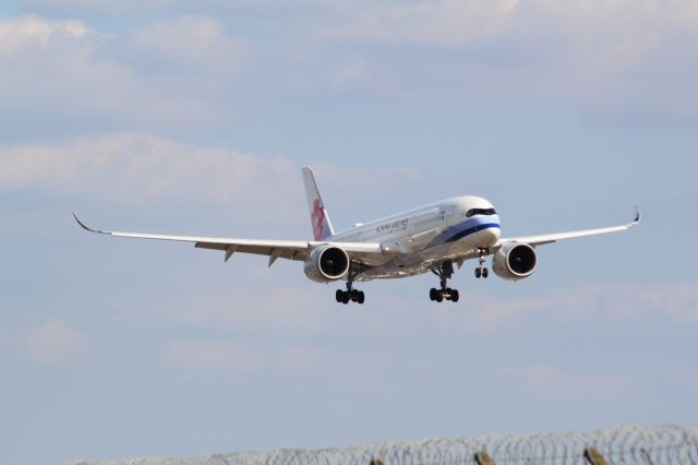 Airbus A350-900 (B-18916) - A China Airlines A350-900 on final approach into LHR, landing on runway 27R.br /br /Location: Northern Perimiter Road (LHR), beside runway 27R.br /Date: 26.08.22 (dd/mm/yy).