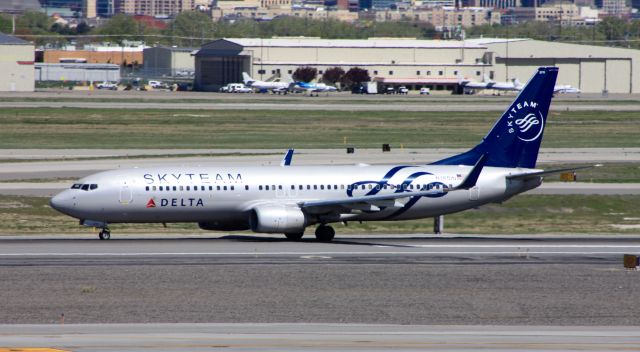 Boeing 737-800 (N381DN)
