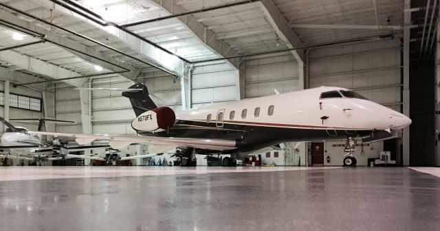 Bombardier Challenger 300 (N573FX)