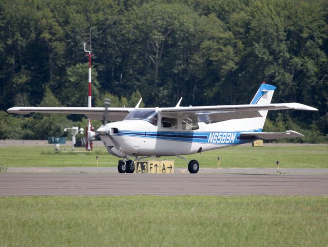 Cessna Skylane (N6589M) - Landing runway 26.