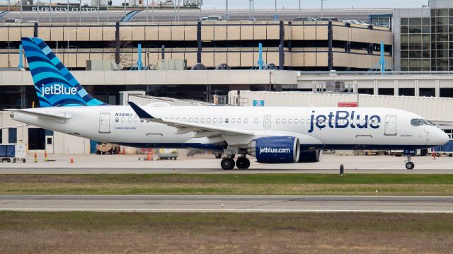 Airbus A220-300 (N3008J)