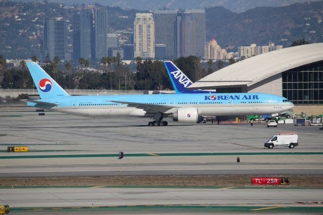 BOEING 777-300ER (HL8008)