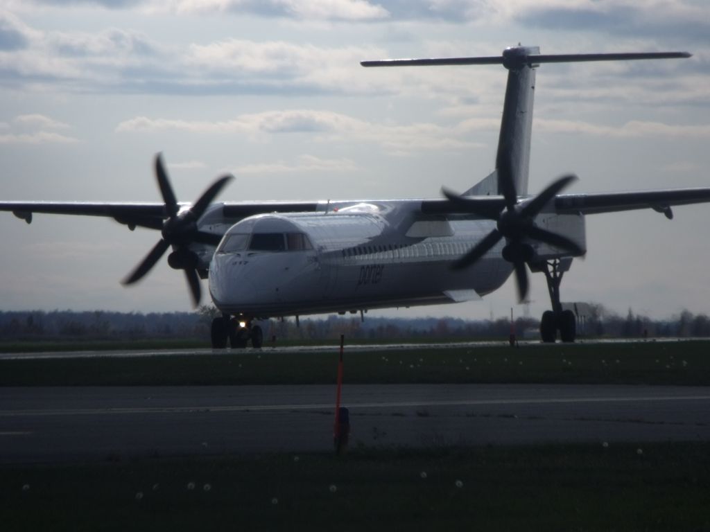 de Havilland Dash 8-400 (C-GLQB)