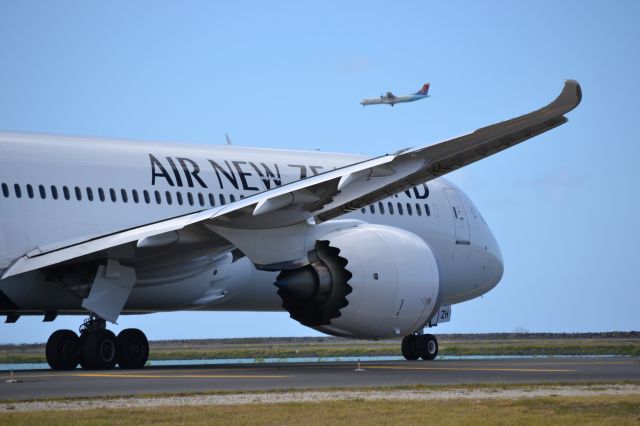 Boeing 787-9 Dreamliner (ZK-NZH) - Air New Zealand 787-900 heading out to the reef runway at PHNL with an Island Air ATR-72 on approach.