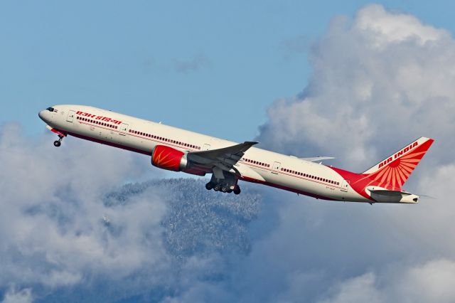 BOEING 777-300 (VT-ALO)