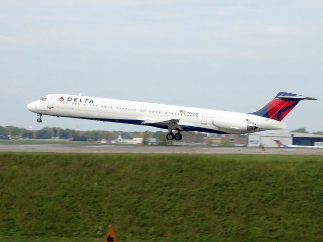 McDonnell Douglas MD-88 (N903DE)