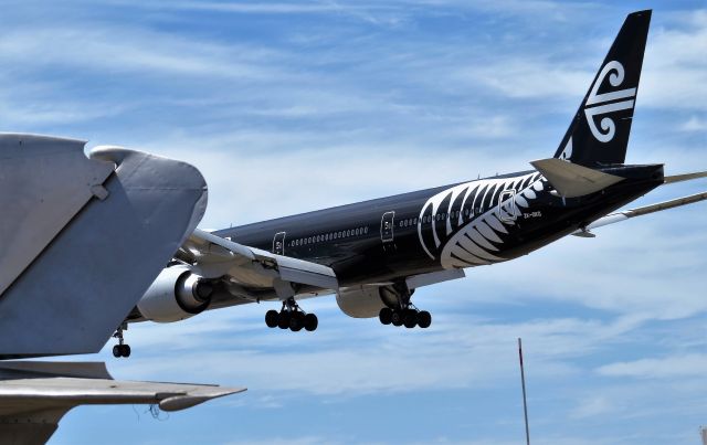 Boeing 777-200 (ZK-DKQ) - Arriving LAX RWY 25L from AKL - Jul 21 2018