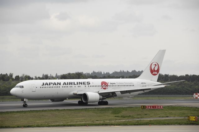 BOEING 767-300 (JA614J) - Taxing at Narita Intl Airport on 2013/04/18 "Japan Endless Discovery"