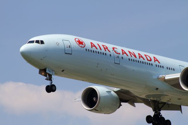 — — - Air Canada 777