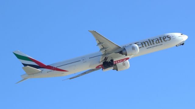 Boeing 777-200 (A6-EPA)