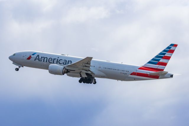 Boeing 777-200 (N779AN) - An American Airlines 777-200 taking off from PHX on 2/13/23, the busiest day in PHX history, during the Super Bowl rush. Taken with a Canon R7 and Canon EF 100-400 II L lens.