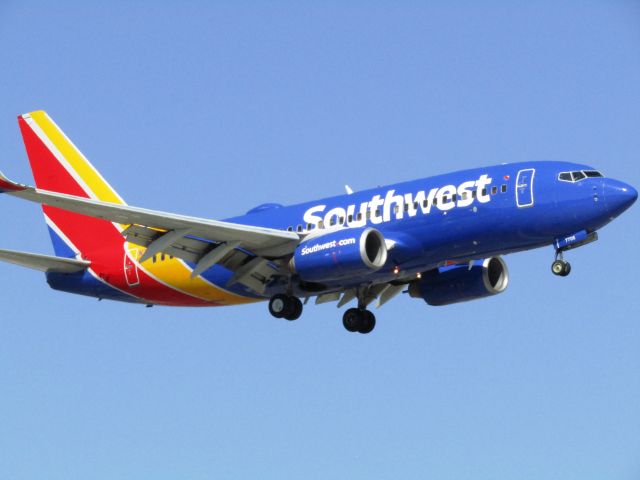 BOEING 737-300 (N7706A) - Landing RWY 20R