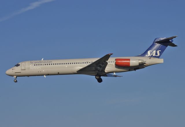 McDonnell Douglas MD-87 (LN-ROZ) - Approach to runway 25R at Brussels - 2005-01-16.