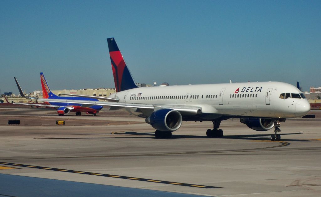 Boeing 757-200 (N641DL) - DL 757-232 N641DL leading a WN 737-700 at PHX on Sept 25, 2010.