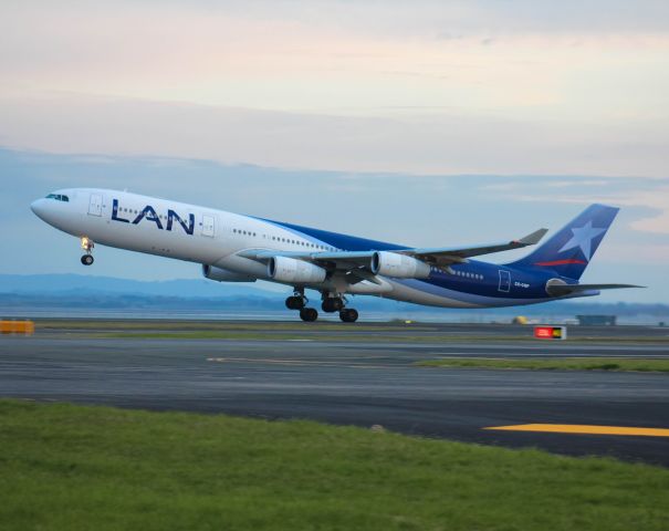 Airbus A340-300 (CC-CQF)