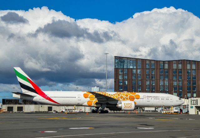 BOEING 777-300ER (A6-ENR)