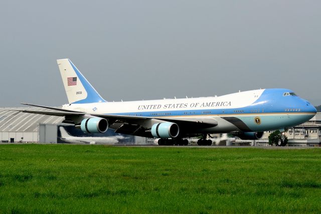 Boeing 747-200 (92-9000) - Air Force One touches down on Runway 15. US President Barack Obama has arrived in Malaysia - the first serving American leader to visit since 1966.