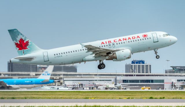 Airbus A320 (C-FDCA) - ACA757 climbs off runway 15L and heads to San Francisco