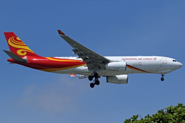 Airbus A330-200 (B-LNY)