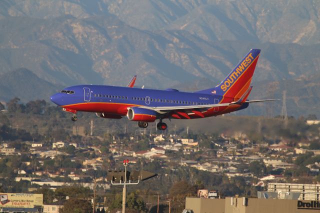 Boeing 737-700 (N246LV)