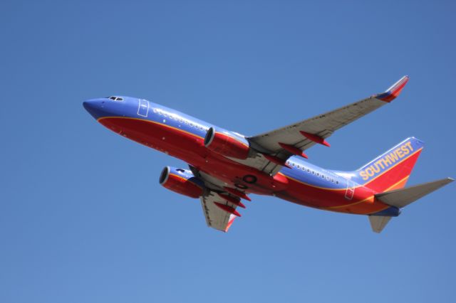 Boeing 737-700 (N772SW) - Taking off from runway 25.