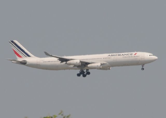 Airbus A340-300 (F-GLZR)