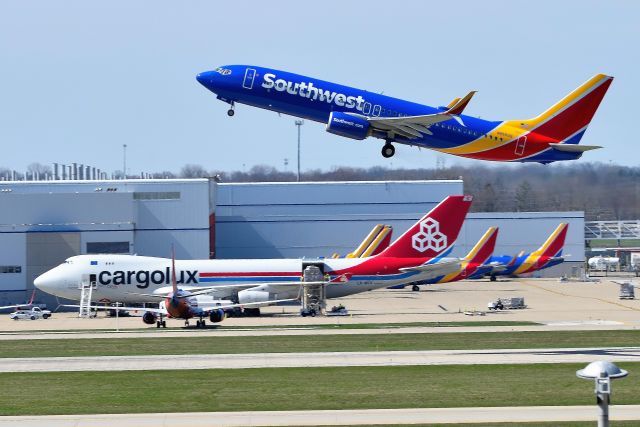 Boeing 737-800 (N8550Q) - 23-R Departure. CLX 747 providing a nice backdrop.