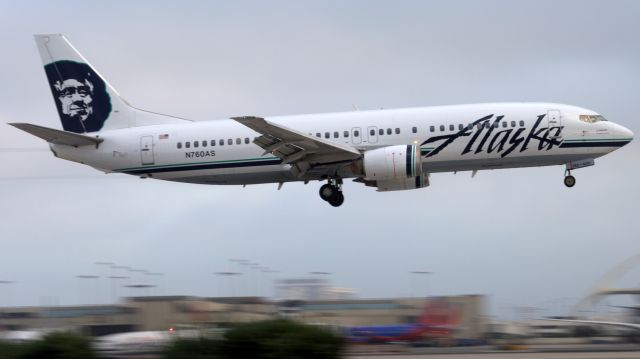 BOEING 737-400 (N760AS)