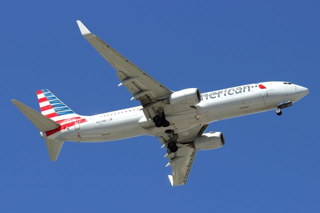 Boeing 737-800 (N821NN) - American 1248 from Montego Bay (Jamaica) on short final to 9 at MIA. Shot from a car dealership. 2/16/14