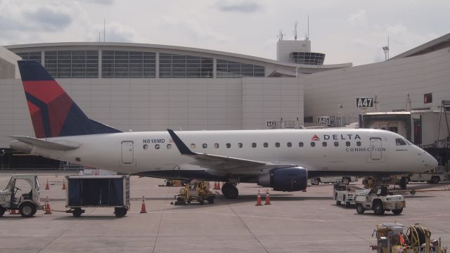 Embraer 170/175 (N818MD)