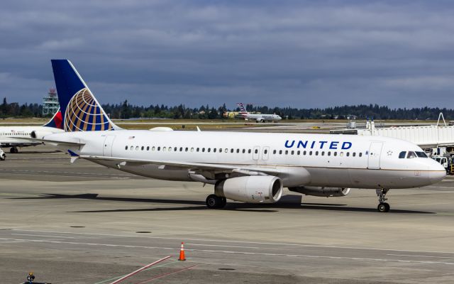 Airbus A320 (N440UA)