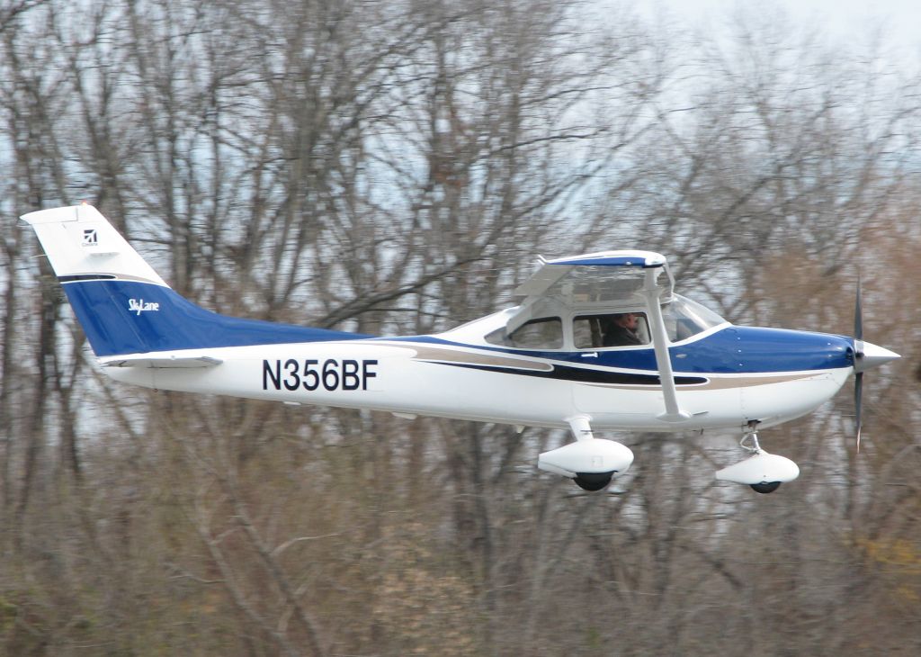 Cessna Skylane (N356BF) - Landing at Downtown Shreveport.