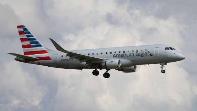 Embraer 175 (N259NN) - Coming in for a landing, as seen from Founder's Plaza.