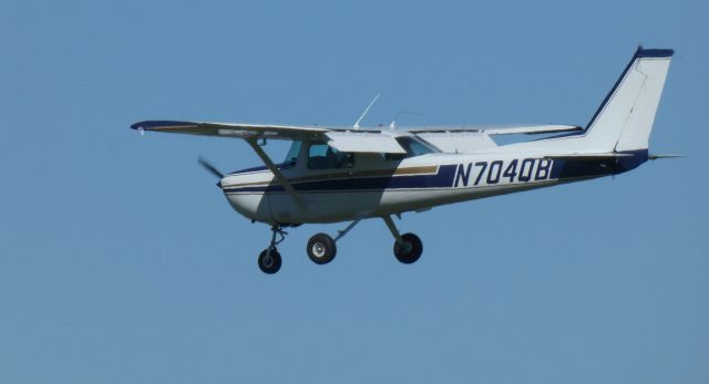 Cessna Commuter (N704QB) - On final is this 1976 Cessna Communter 150M from the Autumn of 2020.