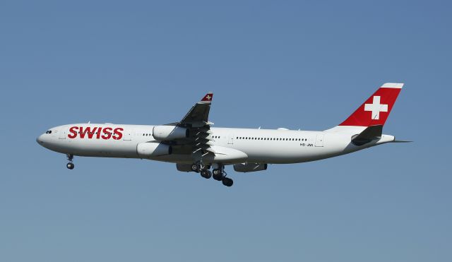 Airbus A340-300 (HB-JMI) - Landing at FAOR