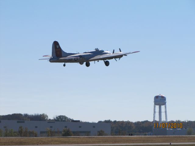 Boeing B-17 Flying Fortress — - Departing RWY 18 OLV
