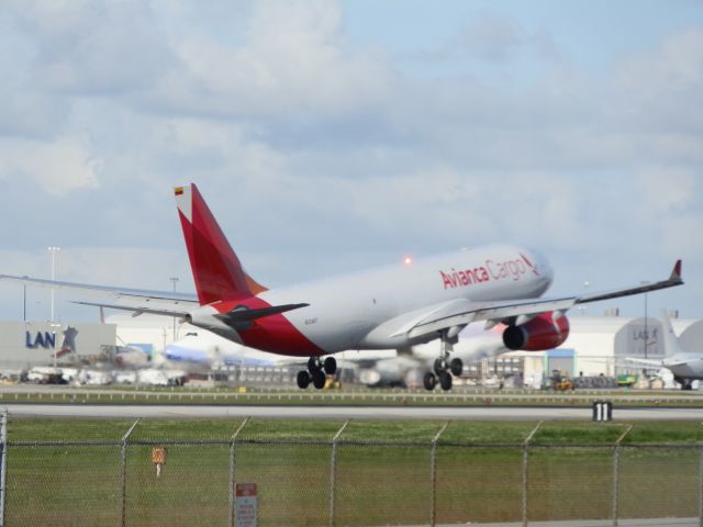 Airbus A330-200 (N334QT)