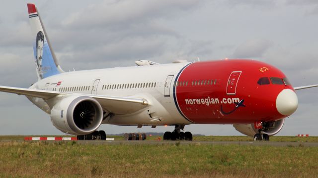 Boeing 787-9 Dreamliner (LN-LNR) - Depuis la zone technique.Livrée Freddie Mercury.