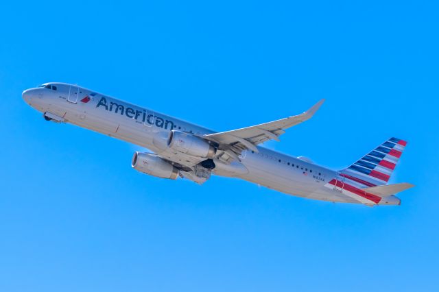 Airbus A321 (N163AA) - American Airlines A321 taking off from PHX on 10/9/22. Taken with a Canon 850D and Tamron 150-600mm G2 lens.