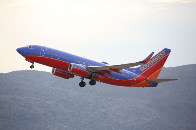 Boeing 737-700 (N245WN)