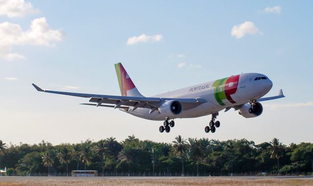 Airbus A330-200 (CS-TOF)