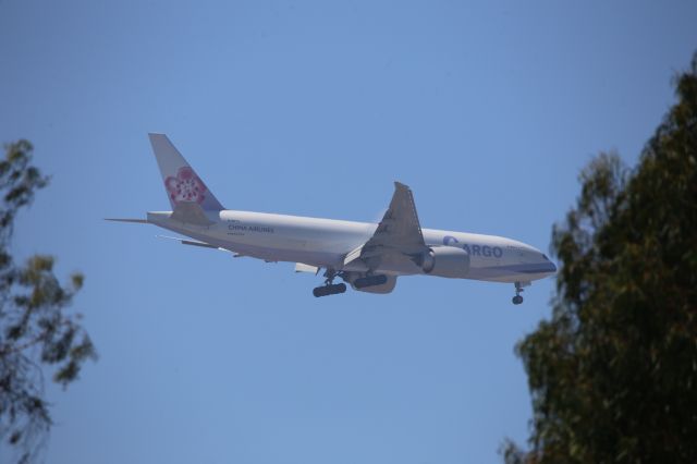 BOEING 777-200LR (B-18773)