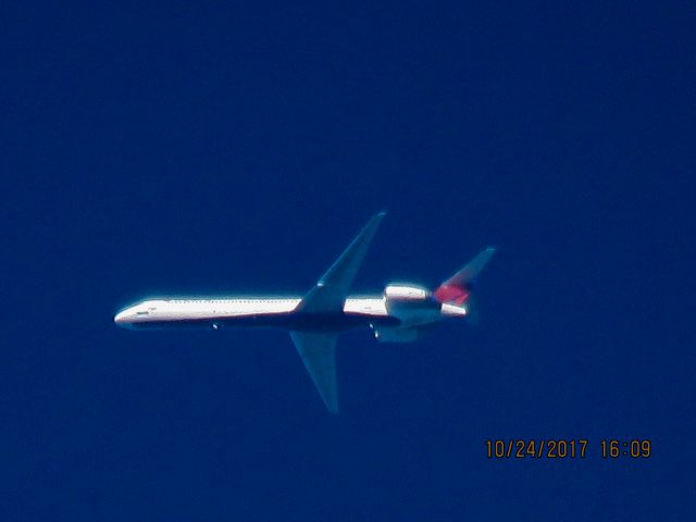 McDonnell Douglas MD-90 (N927DN)